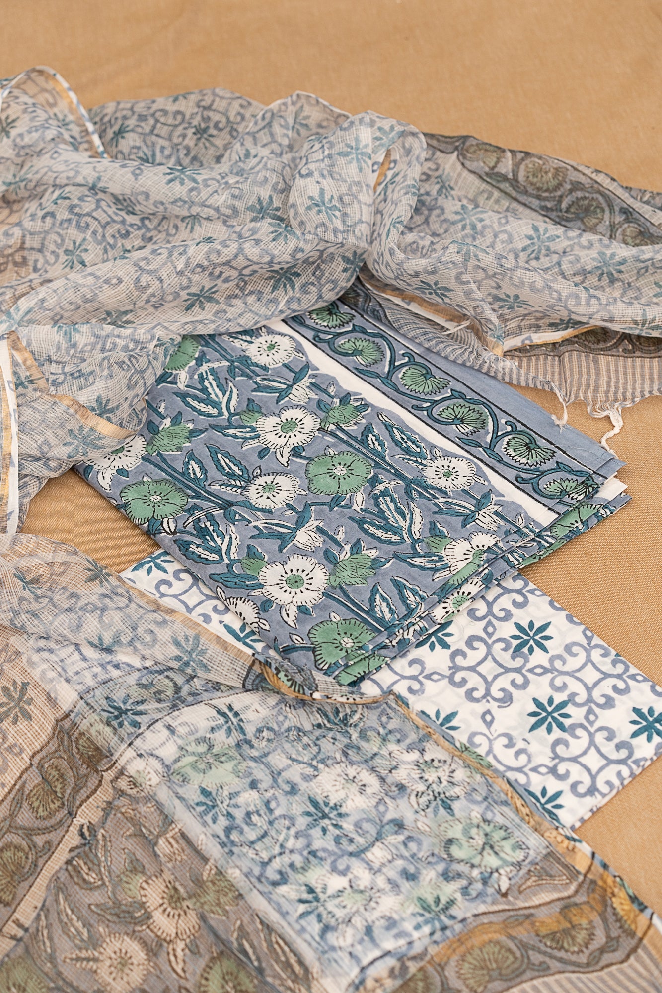 𝗠𝗢𝗢𝗡𝗟𝗜𝗧 𝗧𝗥𝗔𝗜𝗟𝗦 - Unstitched Cotton 60×60 Suit Set with Kota Doria Dupatta (3 Piece Fabric)