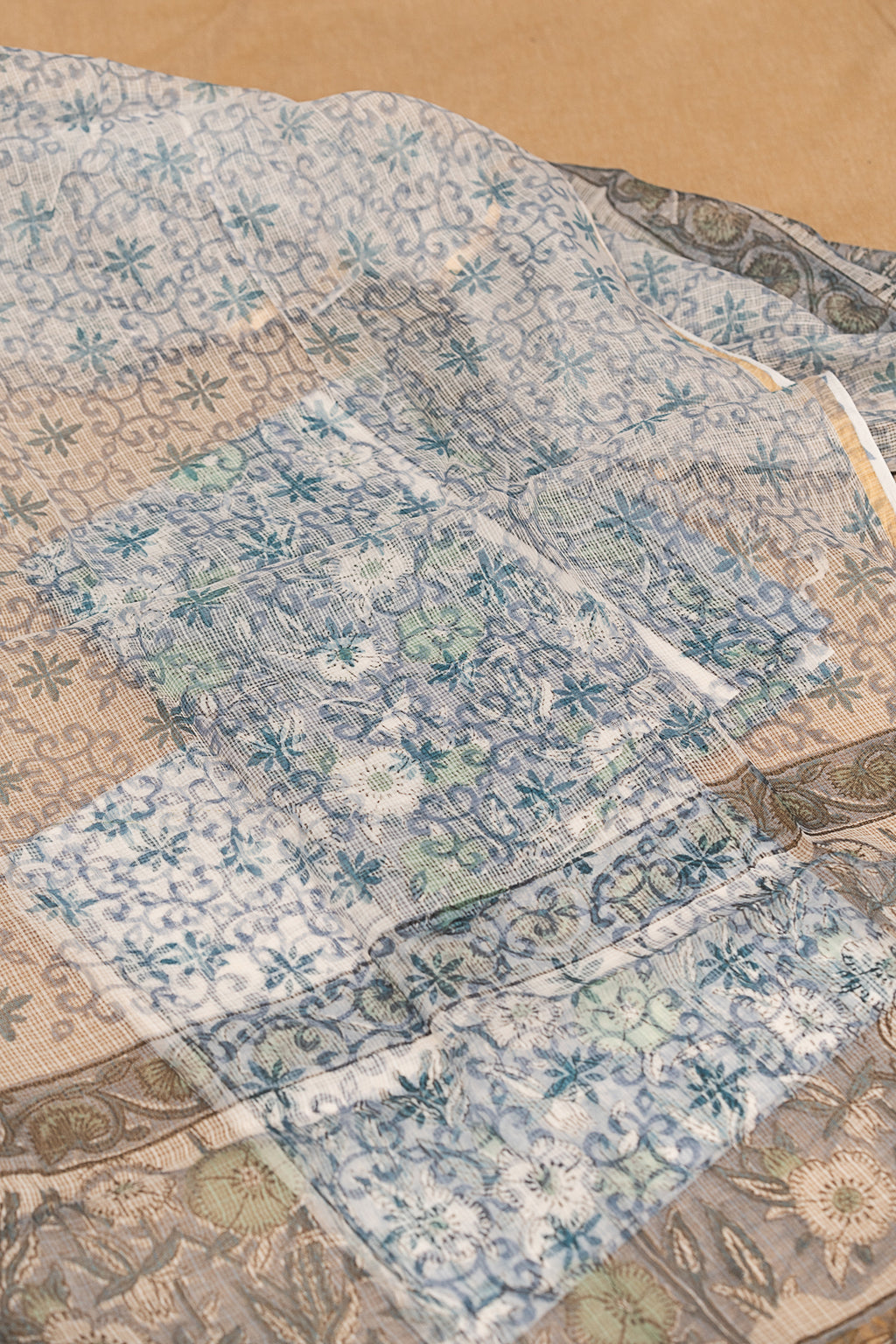 𝗠𝗢𝗢𝗡𝗟𝗜𝗧 𝗧𝗥𝗔𝗜𝗟𝗦 - Unstitched Cotton 60×60 Suit Set with Kota Doria Dupatta (3 Piece Fabric)