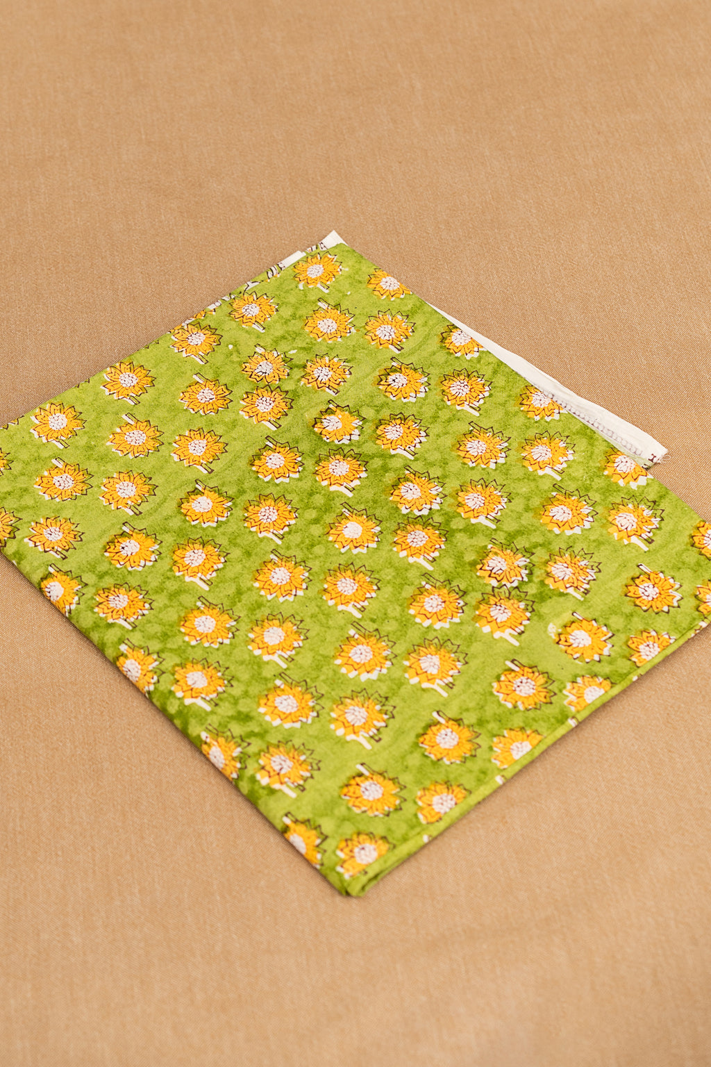 𝗖𝗛𝗔𝗞𝗥𝗔 𝗖𝗛𝗜𝗧𝗥𝗔 - Unstitched Cotton 60×60 Suit Set with Kota Doria Dupatta (3 Piece Fabric)