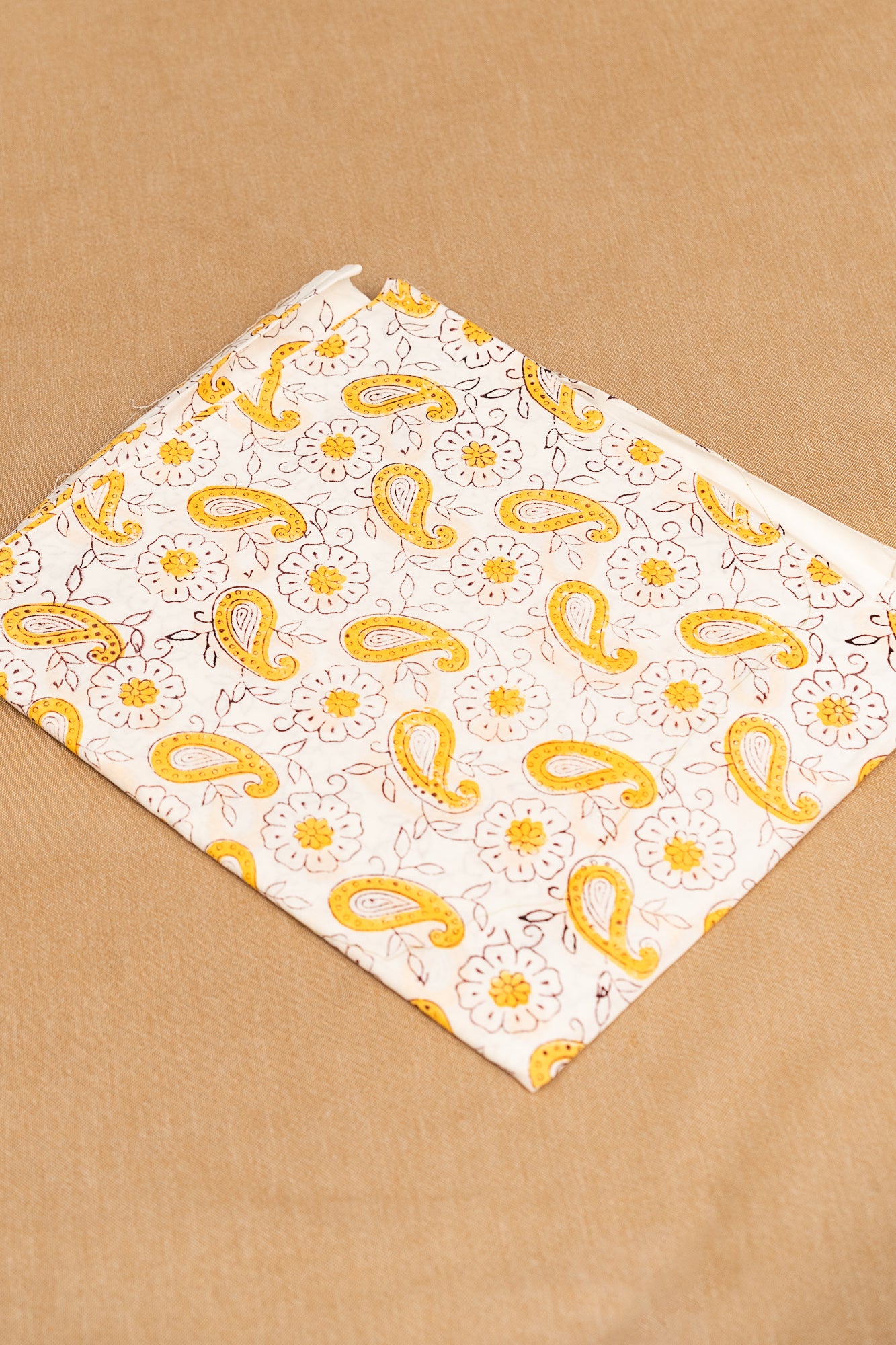 𝗖𝗛𝗔𝗞𝗥𝗔 𝗖𝗛𝗜𝗧𝗥𝗔 - Unstitched Cotton 60×60 Suit Set with Kota Doria Dupatta (3 Piece Fabric)