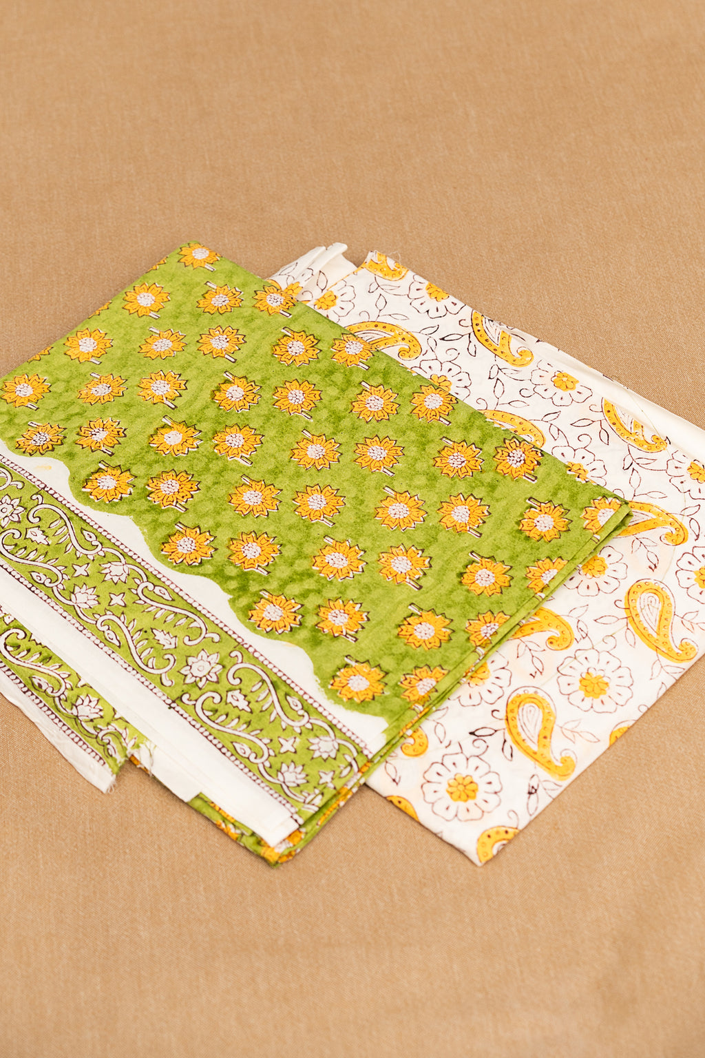 𝗖𝗛𝗔𝗞𝗥𝗔 𝗖𝗛𝗜𝗧𝗥𝗔 - Unstitched Cotton 60×60 Suit Set with Kota Doria Dupatta (3 Piece Fabric)