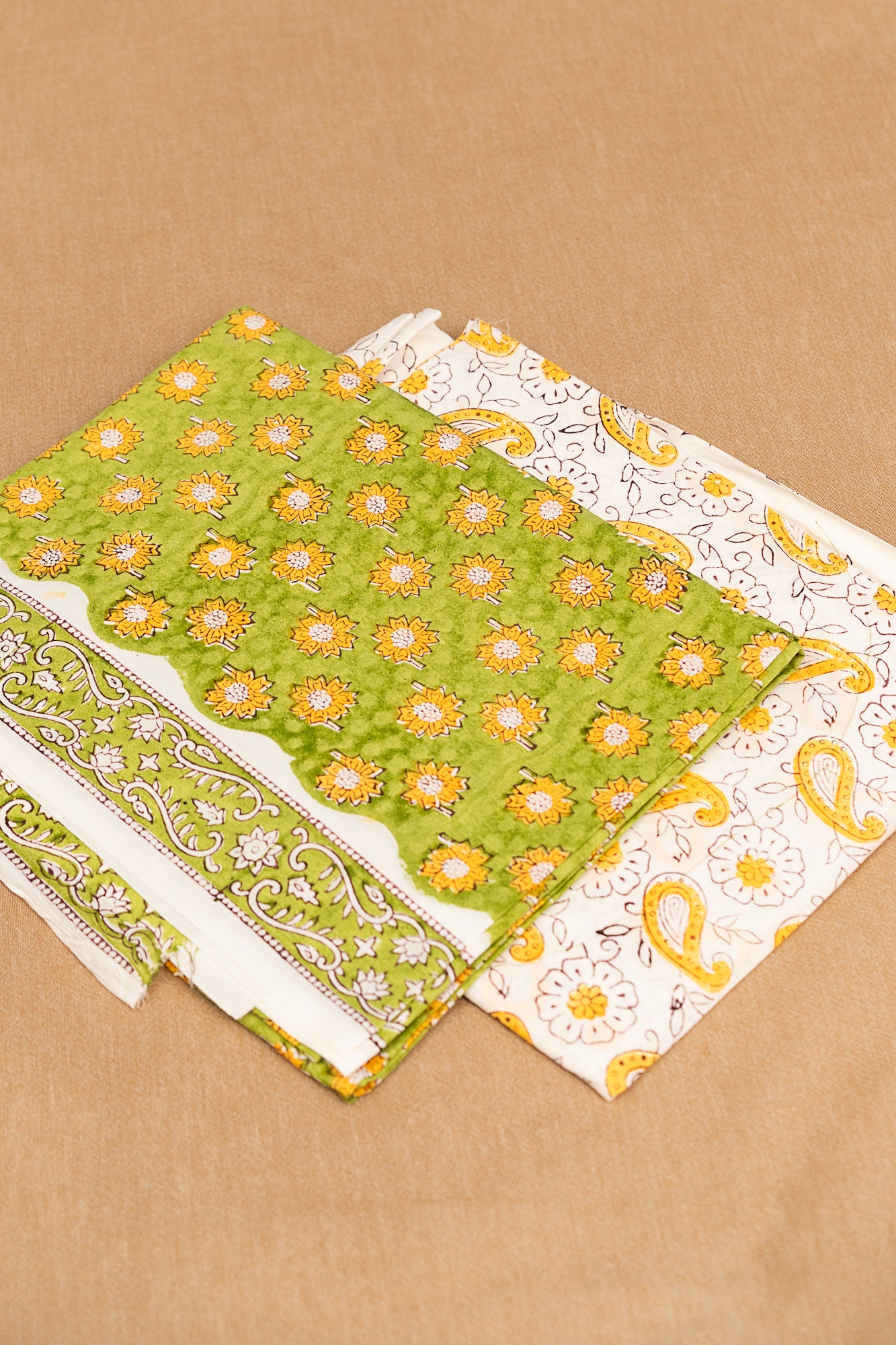 𝗖𝗛𝗔𝗞𝗥𝗔 𝗖𝗛𝗜𝗧𝗥𝗔 - Unstitched Cotton 60×60 Suit Set with Kota Doria Dupatta (3 Piece Fabric)