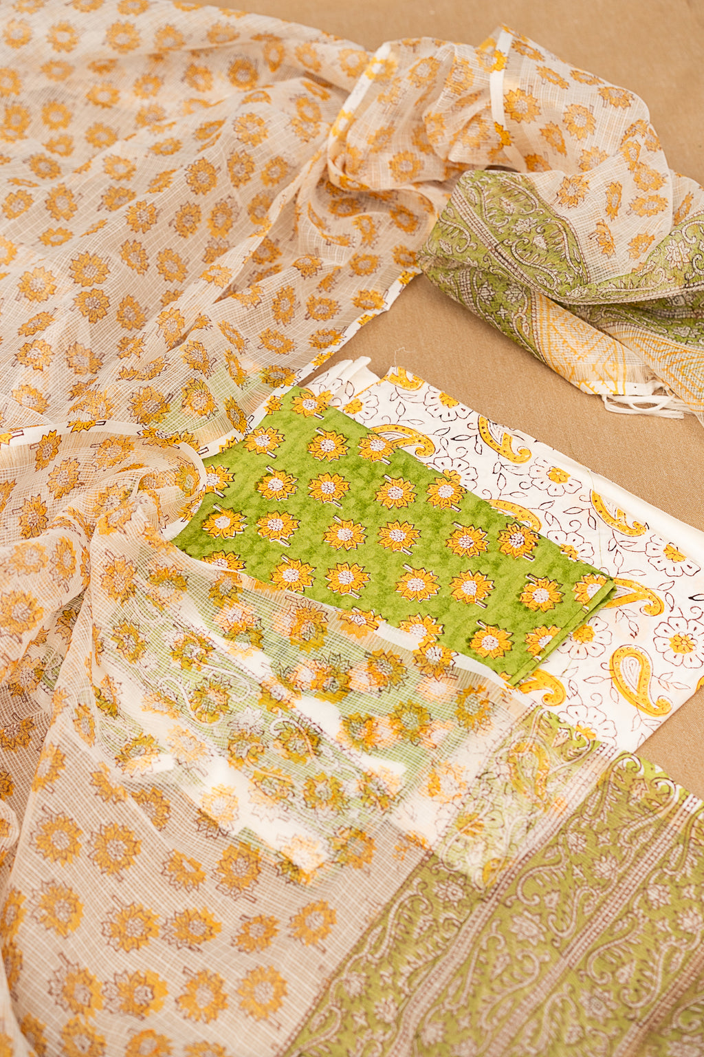 𝗖𝗛𝗔𝗞𝗥𝗔 𝗖𝗛𝗜𝗧𝗥𝗔 - Unstitched Cotton 60×60 Suit Set with Kota Doria Dupatta (3 Piece Fabric)