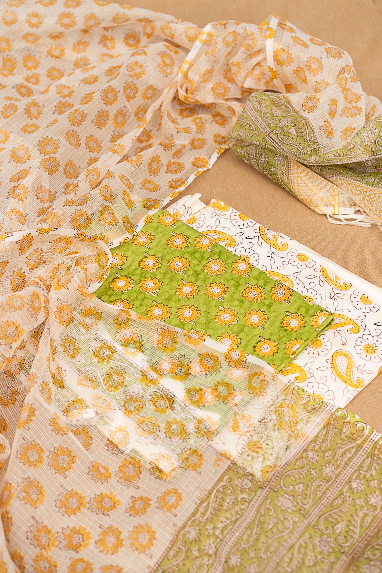 𝗖𝗛𝗔𝗞𝗥𝗔 𝗖𝗛𝗜𝗧𝗥𝗔 - Unstitched Cotton 60×60 Suit Set with Kota Doria Dupatta (3 Piece Fabric)