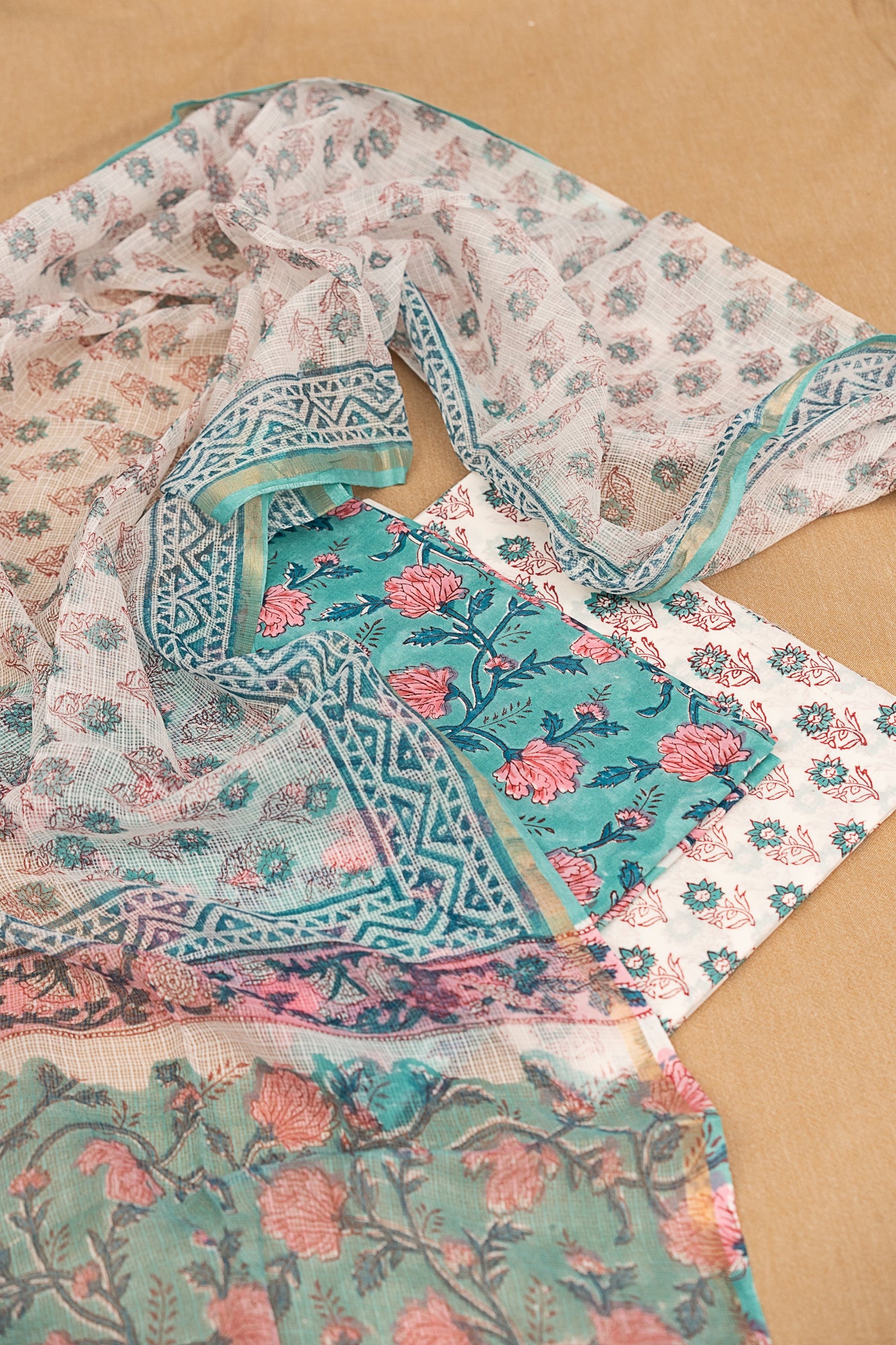 𝗙𝗜𝗥𝗢𝗭𝗜 𝗠𝗨𝗦𝗘 - Unstitched Cotton 60×60 Suit Set with Kota Doria Dupatta (3 Piece Fabric)