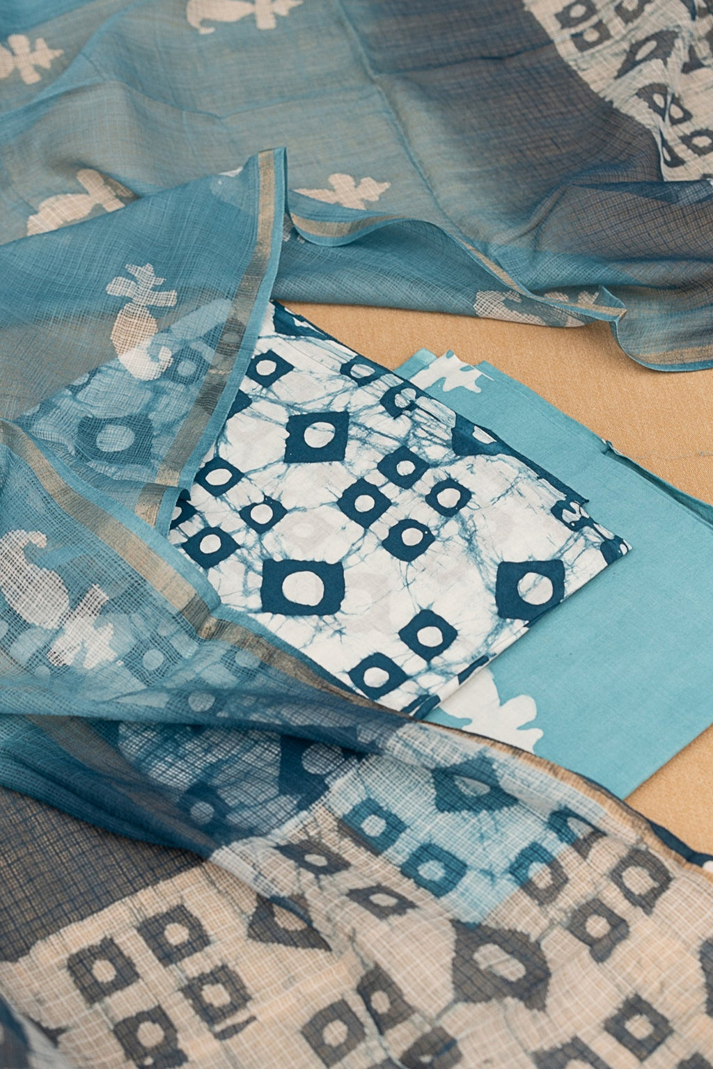 𝗢𝗖𝗘𝗔𝗡 𝗪𝗔𝗩𝗘 - Unstitched Cotton 60×60 Suit Set with Kota Doria Dupatta (3 Piece Fabric)