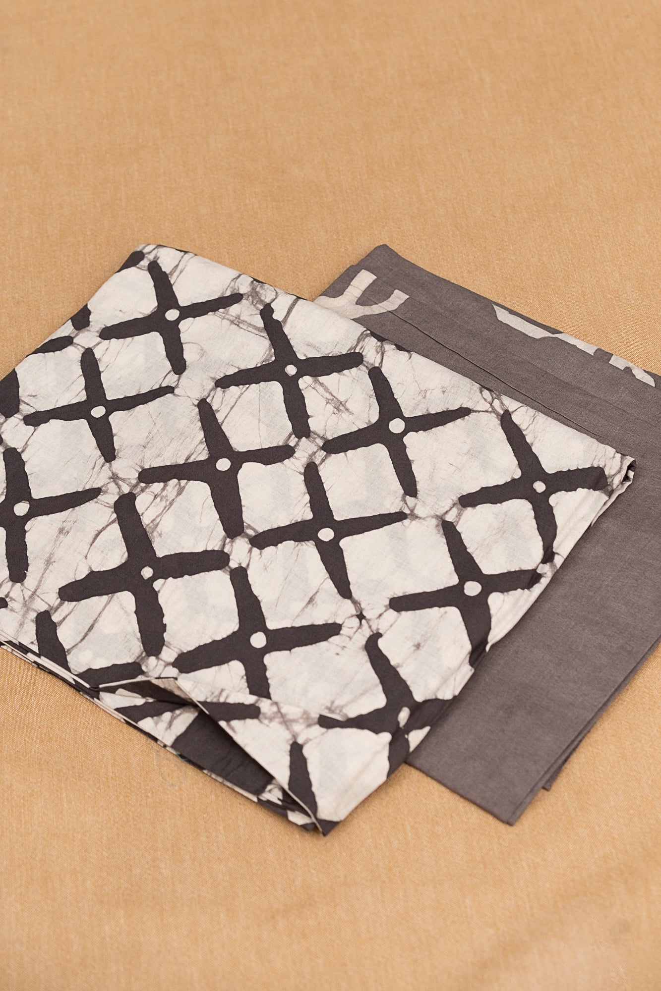 𝗕𝗔𝗚𝗥𝗨 𝗕𝗟𝗢𝗢𝗠 - Unstitched Cotton 60×60 Suit Set with Kota Doria Dupatta (3 Piece Fabric)