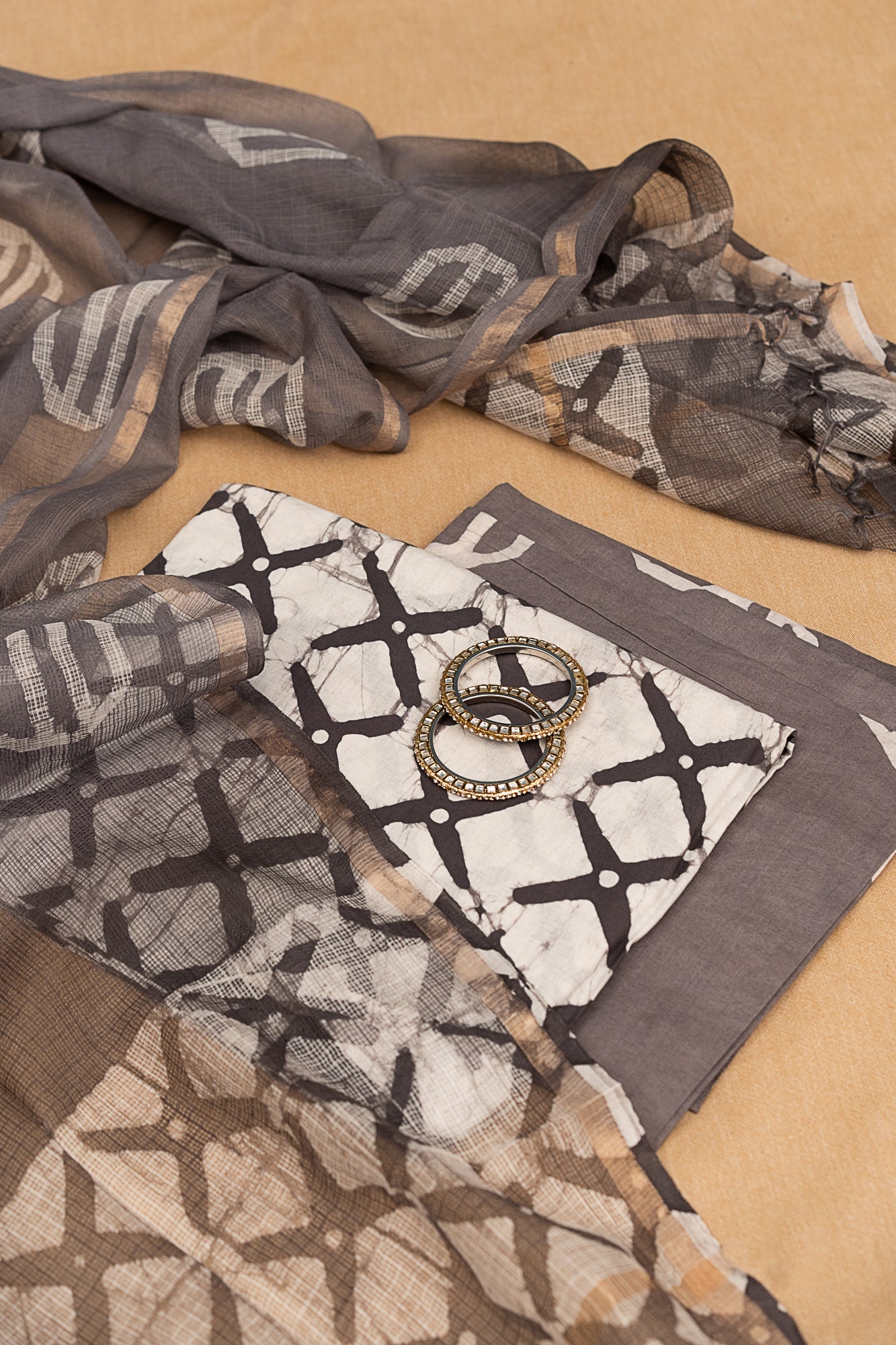 𝗕𝗔𝗚𝗥𝗨 𝗕𝗟𝗢𝗢𝗠 - Unstitched Cotton 60×60 Suit Set with Kota Doria Dupatta (3 Piece Fabric)